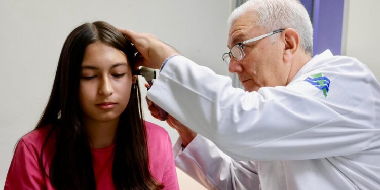 Otorga Beneficencia Pública vibradores óseos a pacientes con problemas auditivos