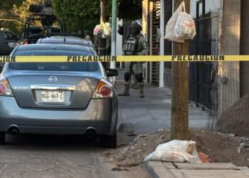 Ejecutan a una mujer a balazos dentro de un vehículo en Rincón del Humaya