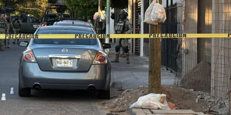 Ejecutan a una mujer a balazos dentro de un vehículo en Rincón del Humaya