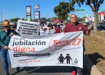Maestros del SNTE 27 marchan hacia el Congreso del Estado; exigen abrogación de Ley del ISSSTE y una jubilación digna