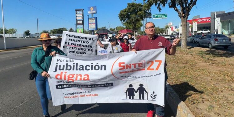 Maestros del SNTE 27 marchan hacia el Congreso del Estado; exigen abrogación de Ley del ISSSTE y una jubilación digna
