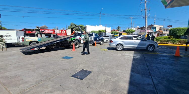 Comando armado priva de la libertad a un joven en gasolinera de la colonia Lázaro Cárdenas