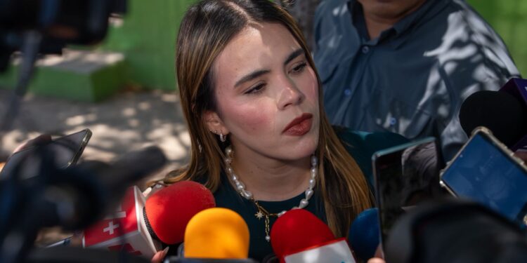 Entregan títulos de propiedad a familias de Valle de Encino en Culiacán