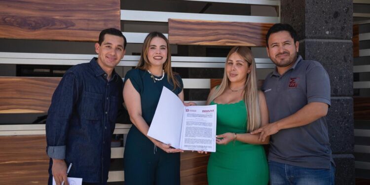 Entregan títulos de propiedad a familias del fraccionamiento Valle de Encino