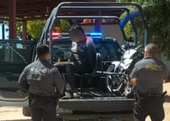 Tras una persecución derivada de un punto de control provisional preventivo al sur de Culiacán, detienen a un civil con un arma abastecida, presunta droga y una motocicleta