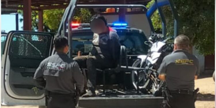 Tras una persecución derivada de un punto de control provisional preventivo al sur de Culiacán, detienen a un civil con un arma abastecida, presunta droga y una motocicleta