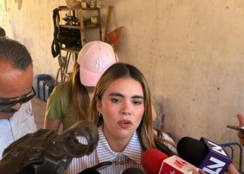 Alcaldesa de Culiacán entrega 5 mil litros de agua para consumo humano a familias de La Cofradía, Imala
