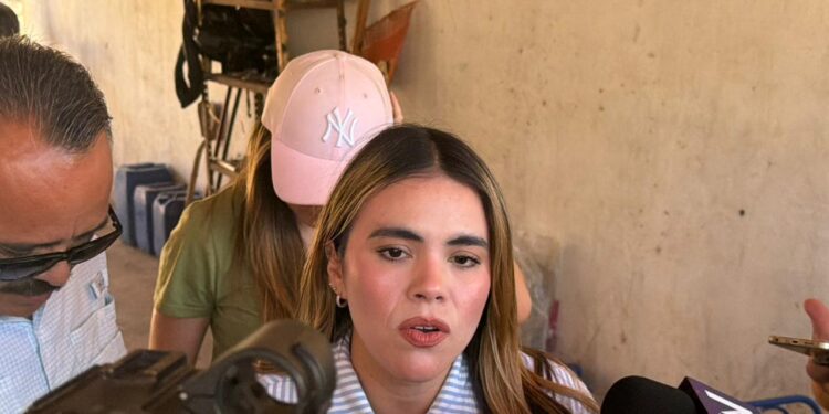 Alcaldesa de Culiacán entrega 5 mil litros de agua para consumo humano a familias de La Cofradía, Imala