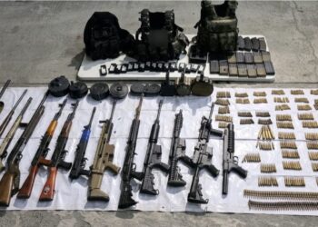 En Escuinapa, aseguran 12 armas largas, un aditamento lanzagranadas, cargadores, municiones y equipo táctico; además, es agredido con explosivos