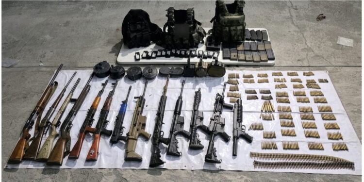 En Escuinapa, aseguran 12 armas largas, un aditamento lanzagranadas, cargadores, municiones y equipo táctico; además, es agredido con explosivos