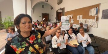Recibos de hasta 18 mil pesos desatan inconformidad; ciudadanos acuden a mesa de atención de la CFE en el Ayuntamieto de Culiacán
