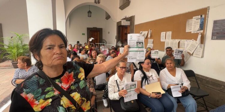 Recibos de hasta 18 mil pesos desatan inconformidad; ciudadanos acuden a mesa de atención de la CFE en el Ayuntamieto de Culiacán