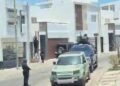 Autoridades mantienen operativo en residencia de Interlomas; aseguran armamento y vehículos con reporte de robo
