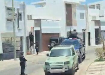 Autoridades mantienen operativo en residencia de Interlomas; aseguran armamento y vehículos con reporte de robo