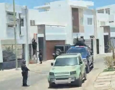 Autoridades mantienen operativo en residencia de Interlomas; aseguran armamento y vehículos con reporte de robo