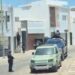 Autoridades mantienen operativo en residencia de Interlomas; aseguran armamento y vehículos con reporte de robo