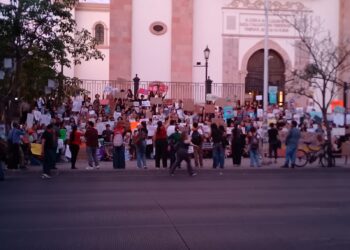 Rechazo a planta Mexinol llega a Culiacán; colectivo se manifiesta frente a Catedral