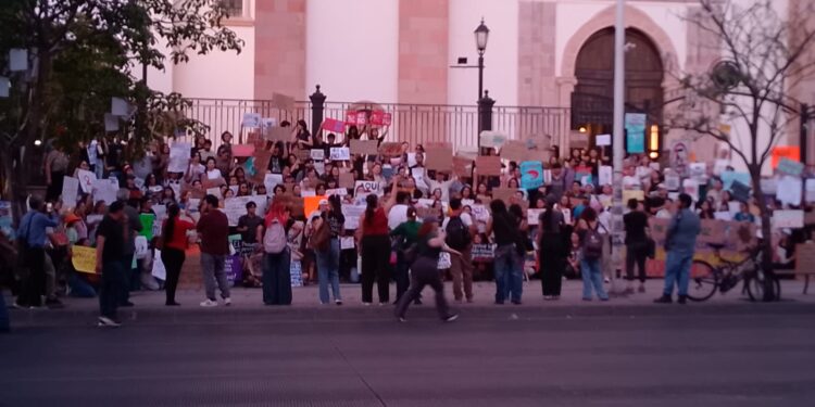 Rechazo a planta Mexinol llega a Culiacán; colectivo se manifiesta frente a Catedral