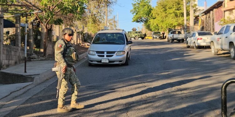 Persecución y operativo en el sur de Culiacán deja dos detenidos y una camioneta asegurada