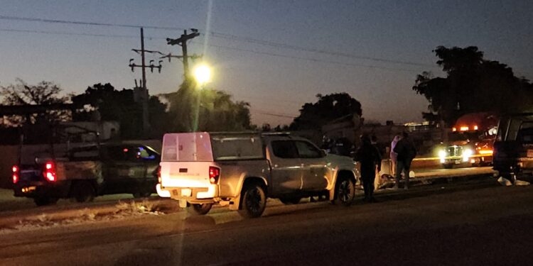 Encuentran a joven decapitado con mensaje en cartulina en el Campo El 10