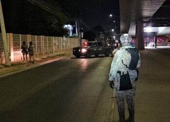 Abandonan cadáver envuelto en una cobija bajo puente del bulevar Rolando Arjona en Culiacán
