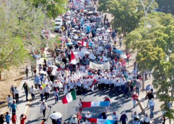 Opositores a planta de amoniaco marchan en Topolobampo y clausuran simbólicamente maquinaria de GPO
