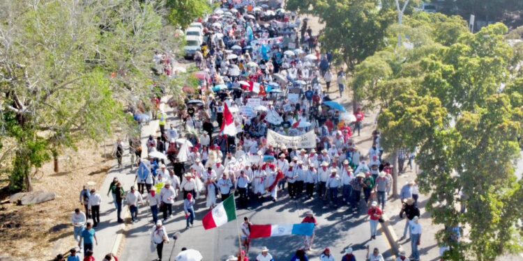 Opositores a planta de amoniaco marchan en Topolobampo y clausuran simbólicamente maquinaria de GPO