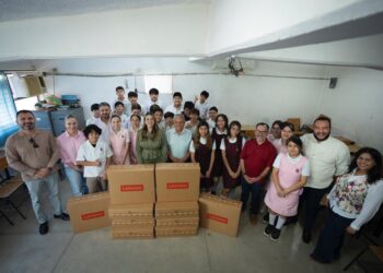 Ana Miriam Ramos entrega 10 equipos de cómputo a la Escuela Secundaria General No. 5; “ya no vamos a batallar”