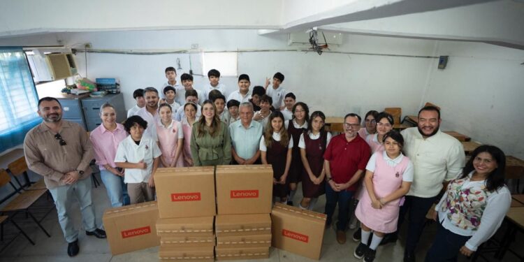 Ana Miriam Ramos entrega 10 equipos de cómputo a la Escuela Secundaria General No. 5; “ya no vamos a batallar”