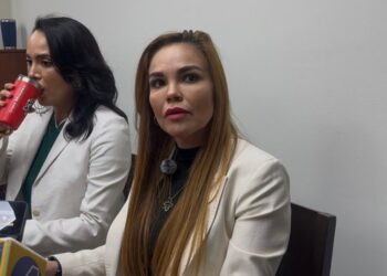 “Al costo que sea, seguiré alzando la voz”: Paola Gárate tras hallazgo de corona fúnebre afuera de su casa