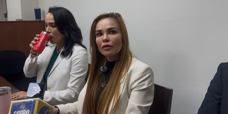 “Al costo que sea, seguiré alzando la voz”: Paola Gárate tras hallazgo de corona fúnebre afuera de su casa