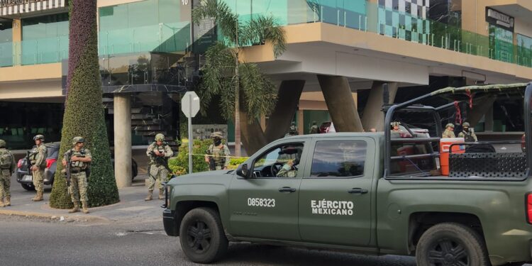 Asesinan a balazos a un hombre en estacionamiento de plaza comercial de La Conquista