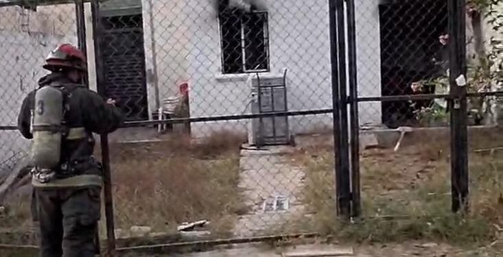 Incendian vivienda abandonada en Los Huertos; hallan un caimán vivo en el patio