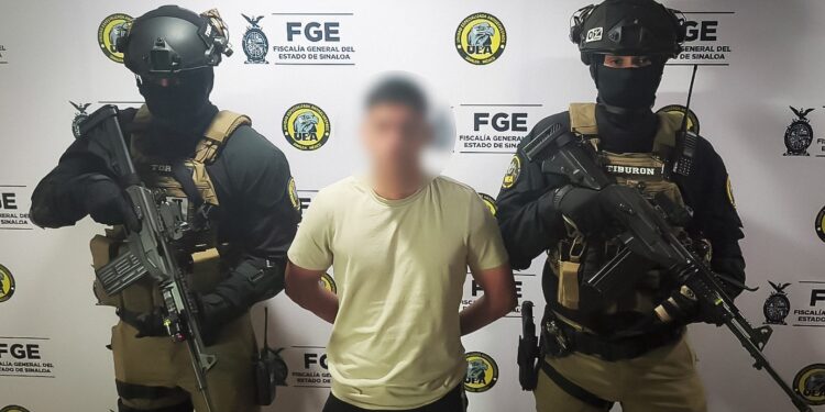 Fiscalía de Sinaloa ejecuta orden de aprehensión contra un elemento de la Guardia Nacional l implicado en secuestro agravado de un adulto mayor en Guamúchil