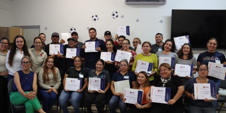 Se gradúa la primera generación del Taller Comunitario para Padres, Madres y Cuidadores DECIDE