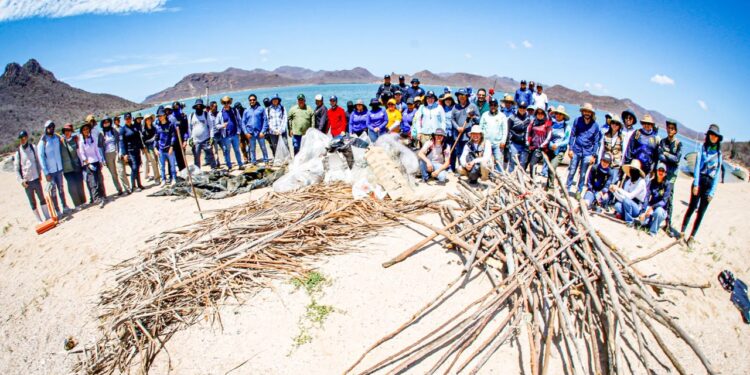 Desde la Bahía de San Ignacio Navachiste Macapule, autoridades, especialistas y ciudadanos unieron esfuerzos para recuperar y proteger la Isla de las Chivas, fortaleciendo las acciones de conservación de un ecosistema clave para la biodiversidad de Sinaloa