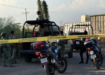 Recuperan camioneta robada tras persecución; delincuentes atropellan a peatón y logran escapar en Culiacán
