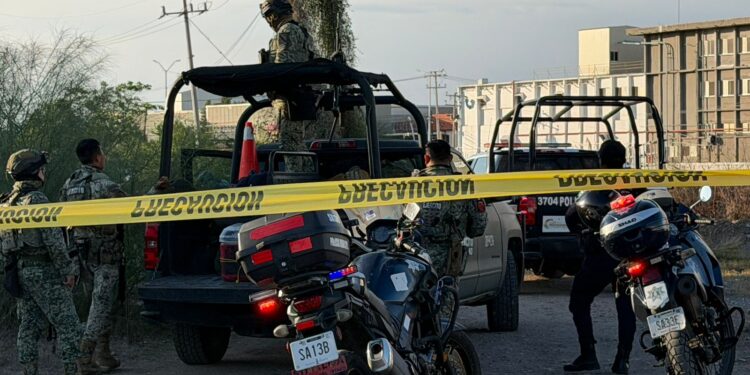 Recuperan camioneta robada tras persecución; delincuentes atropellan a peatón y logran escapar en Culiacán