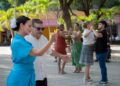 Jóvenes y adultos comparten la pista en las tradicionales Tardes de Danzón