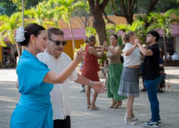 Jóvenes y adultos comparten la pista en las tradicionales Tardes de Danzón