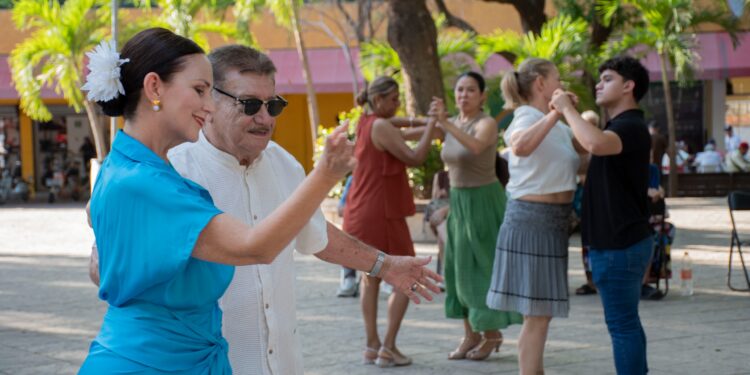 Jóvenes y adultos comparten la pista en las tradicionales Tardes de Danzón