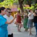 Jóvenes y adultos comparten la pista en las tradicionales Tardes de Danzón