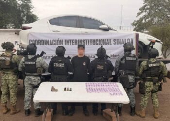 En atención a un reporte al 9-1-1, el Grupo Interinstitucional detuvo a un presunto robacarros; le aseguraron un vehículo, un arma, cargadores y municiones