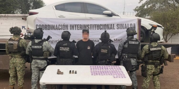 En atención a un reporte al 9-1-1, el Grupo Interinstitucional detuvo a un presunto robacarros; le aseguraron un vehículo, un arma, cargadores y municiones