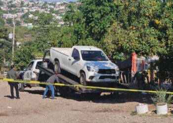 Rafaguean camioneta Toyota Hilux estacionada frente a domicilio en el sector Huizaches