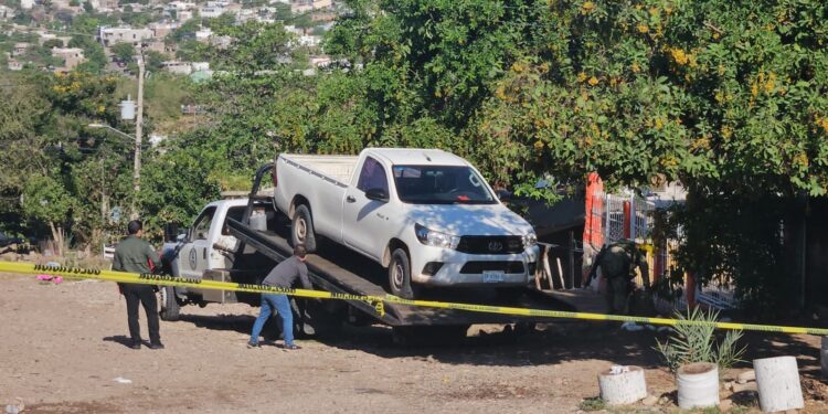 Rafaguean camioneta Toyota Hilux estacionada frente a domicilio en el sector Huizaches