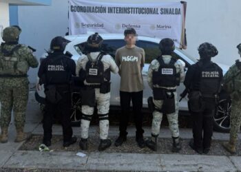 En el sector Los Ángeles, en Culiacán, el Grupo Interinstitucional detuvo a un civil; le aseguraron armas, explosivos y un vehículo con reporte de robo