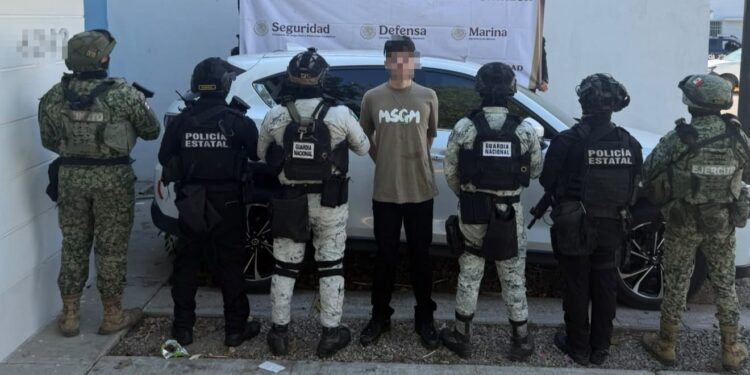 En el sector Los Ángeles, en Culiacán, el Grupo Interinstitucional detuvo a un civil; le aseguraron armas, explosivos y un vehículo con reporte de robo