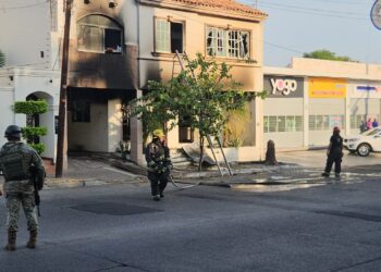 Incendio consume vivienda de dos plantas en la colonia Morelos de Culiacán