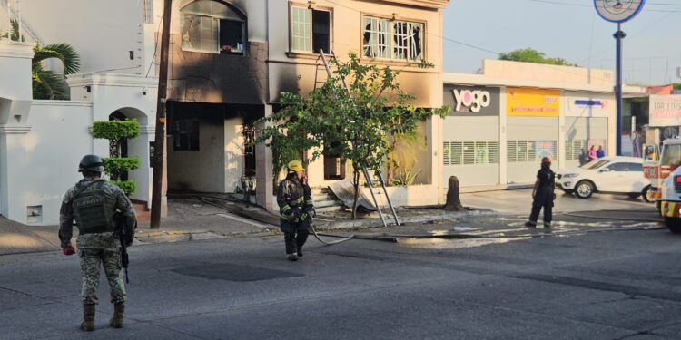 Incendio consume vivienda de dos plantas en la colonia Morelos de Culiacán